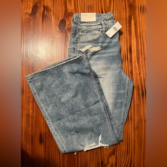 American Eagle Low Rise Baggy Flare Jeans Women’s 12 Light Wash Distressed NWT - Picture 3 of 3